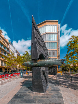 Monument honors Narc&iacute;s Monturiol, a Catalan inventor who developed the Ict&iacute;neo I and Ict&iacute;neo II, which were the first air-independent, steam-powered submarines