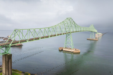 Obraz premium Aerial view of the waterfront scenery of Astoria, Oregon, USA