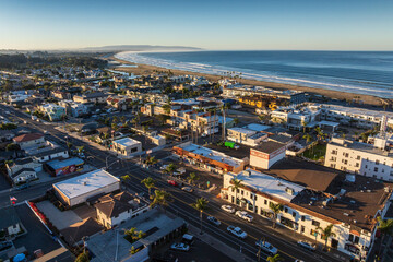 Fototapeta premium Aerial view of the natural scenery along the coast of Pismo Beach, California, USA.