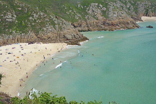 Wundersch&ouml;ner Sandstrand an t&uuml;rkisfarbenem Meer mit umgebenden Klippen, Porthcurno, St Levan, Cornwall, Gro&szlig;britannien