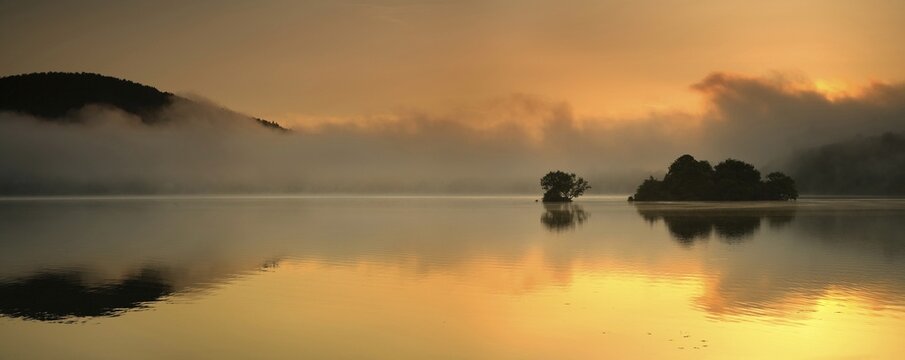 Sunrise at the Edersee with morning mist on the water, small islands in the Edertalsperre, Ederstausee, Hesse, Germany