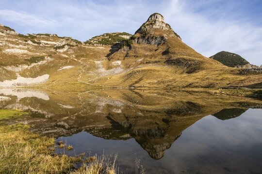 Lake Augstsee and the Atterkogel mountain on the Loser. Autumn, good weather, blue sky. Reflection. Altaussee, Bad Aussee, Ausseer Land, Totes Gebirge, Styria, Upper Austria, Austria