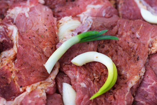 Schweinefleisch f&uuml;r die Zubereitung auf dem Holzkohlegrill.