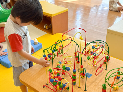 知育玩具で遊ぶ子供