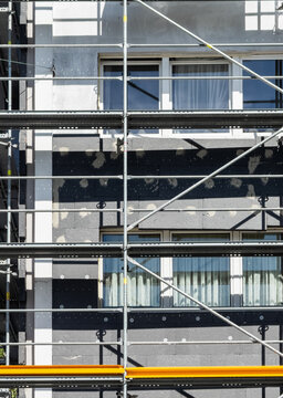 Eine einger&uuml;stete Fassade eines Mietshaus, das mit D&auml;mmplatten verkleidet wird in Wuppertal, Deutschland