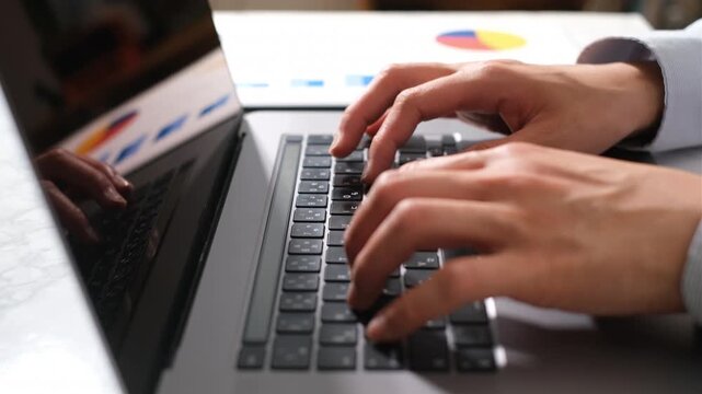 パソコンでタイピングするビジネスマンの手元