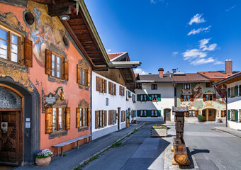 Fototapeta premium Geigenbaumuseum und Historische Häuser mit Lüftlmalerei in Mittenwald, Werdenfelser Land, Oberbayern, Bayern, Deutschland