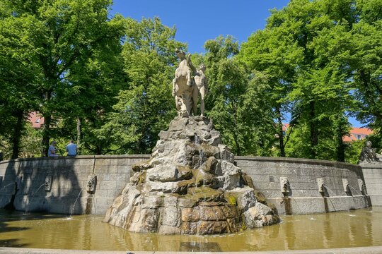 Siegfriedbrunnen, R&uuml;desheimer Platz, Wilmersdorf, Berlin, Deutschland