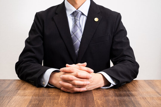 法律相談を受ける弁護士の男性