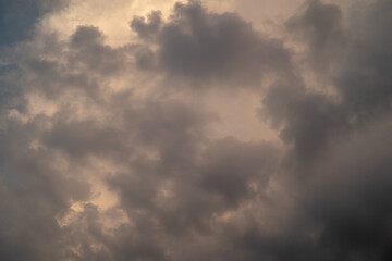 Obraz premium Dramatic clouds creating a moody sky at dusk.