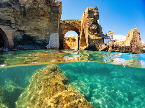 Fondali incontaminati e grotte marine nel mare di Santa Cesarea Terme - Salento, Puglia, Italia