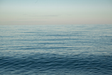 Obraz premium Calm blue sea horizon at dusk