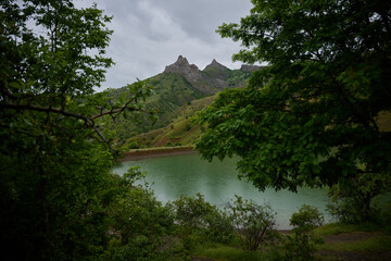 Obraz premium Hidden mountain lake surrounded by trees