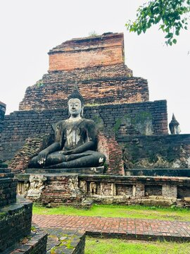 buddha statue in wat mahathat sukhothai