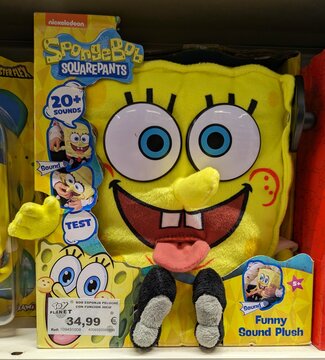 Caja con peluche interactivo SpongeBob SquarePants  Funny Sound Plush, en tienda Toy Planet de Madrid, Espa&ntilde;a, 24 de abril de 2026