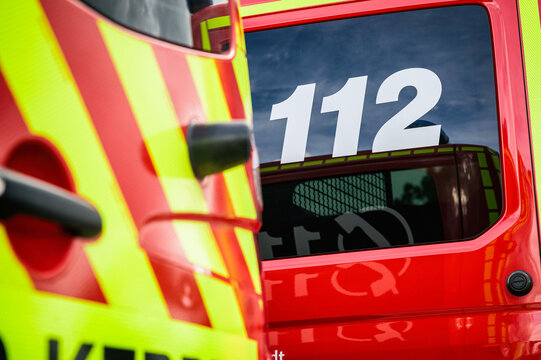Notrufnummer 112 auf einem modernen Feuerwehrfahrzeug als Symbol f&uuml;r Notfallhilfe, Rettungseins&auml;tze, Brandschutz und &ouml;ffentliche Sicherheit.