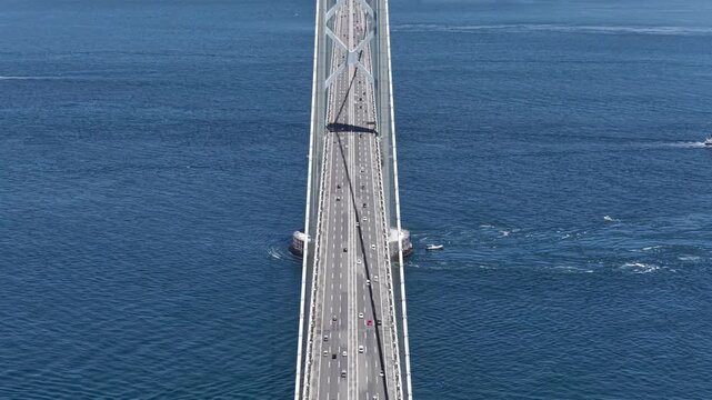 明石海峡大橋の車道と海流を正面から捉えた空撮映像