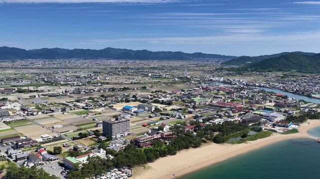 南あわじ市の海岸と田園地帯を望む空撮風景