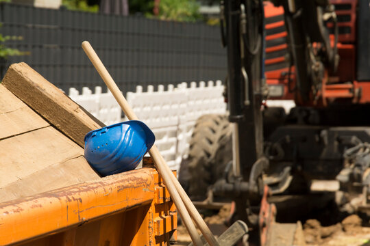 Ein Helm auf einer Baustelle