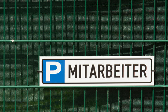 Schild, Parkplatz f&uuml;r Mitarbeiter