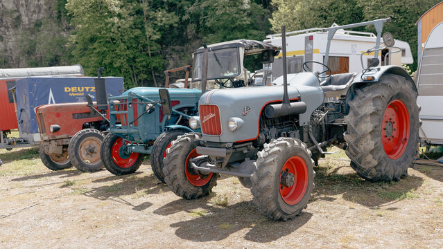 Alte Eicher Traktoren mit laufenden Motoren auf einer Ausstellung in Schuld, Deutschland, 23.05.2026