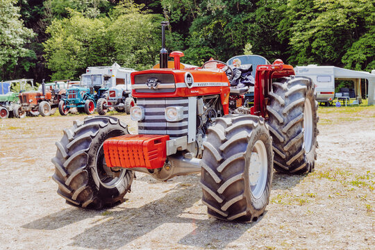 Massey Ferguson Traktor mit Allrad auf einer Ausstellung in Schuld, Deutschland, 23.05.2026