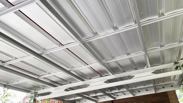 Industrial Steel Roof Truss Construction with Shiny Corrugated Spandek Sheets