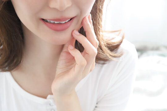 口元を気にする女性　美容イメージ