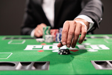 Naklejka premium Close up man hands betting chips play at home