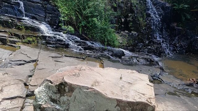 cachoeira nas pedras na ilha de Florian&oacute;polis