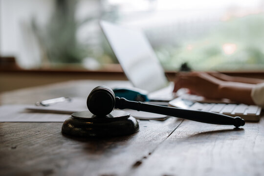 A hammer on the desk, legal documents, and claims for compensation symbolize justice, responsibility, accident disputes, legal judgments, compensation, and professional legal representation.