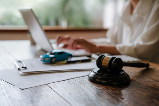 A hammer on the desk, legal documents, and claims for compensation symbolize justice, responsibility, accident disputes, legal judgments, compensation, and professional legal representation.