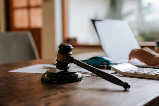 A hammer on the desk, legal documents, and claims for compensation symbolize justice, responsibility, accident disputes, legal judgments, compensation, and professional legal representation.