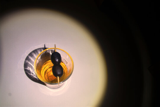 whisky con aceitunas negras