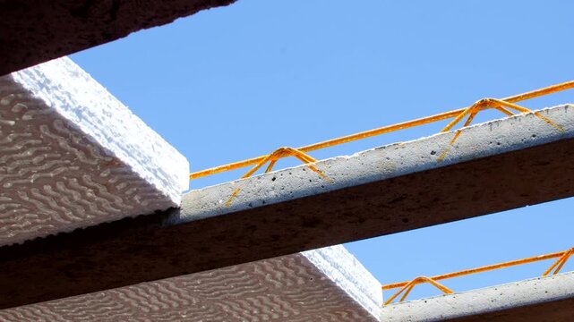 Precise details of the Styrofoam slab reveal a light and efficient option in modern constructions.