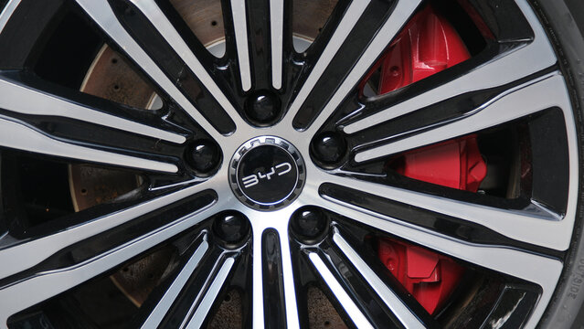 BYD Leichtmetall Auto Felge mit BYD Logo und rotem Bremssattel, Schlieren 06.06.2026