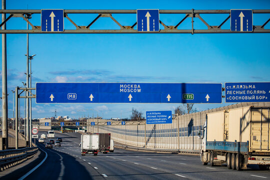 Cars on the Yaroslavl Highway with a road sign to Moscow