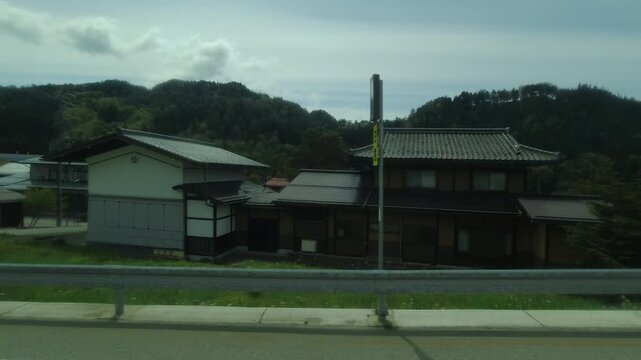 観光バスの車窓から見た春の長野県の田舎の風景