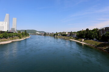 Obraz premium Der Rhein durch Basel im Frühjahr