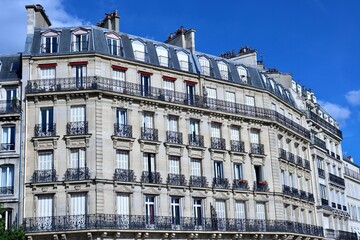 Fototapeta premium Immeuble haussmannien emblématique sous un ciel bleu à Paris