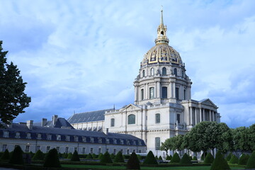 Naklejka premium Dôme des Invalides à Paris sous un ciel lumineux