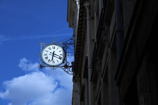 Horloge murale traditionnelle sur fa&ccedil;ade parisienne