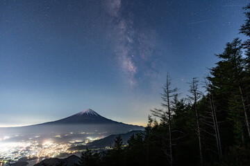 Obraz premium 富士山と河口湖の夜景と天の川