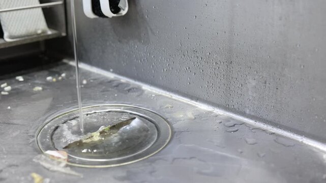 キッチンシンク排水口の詰まり。ゴミ受けネットに溜まった汚れで流れが悪く水が溜まる