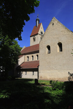 Romanische Fassade und Kirchturm der Neumarktkirche St. Thomae am &Ouml;kumenischen Pilgerweg im hellen Sonnenlicht, Merseburg, Saalekreis, Sachsen-Anhalt, Deutschland