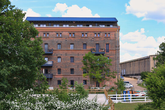 Ehemalige historische M&uuml;hle Lochau mit modernem Wohnraum und angrenzendem Reitplatz, Lochau, Schkopau, Saalekreis, Sachsen-Anhalt, Deutschland