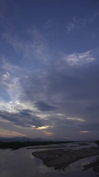 島根県の6月の一級河川斐伊川とダイナミックな朝の空_10bit_4:2:2_フィックス