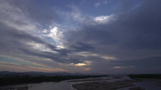 島根県の6月の一級河川斐伊川とダイナミックな朝の空_10bit_4:2:2_フィックス