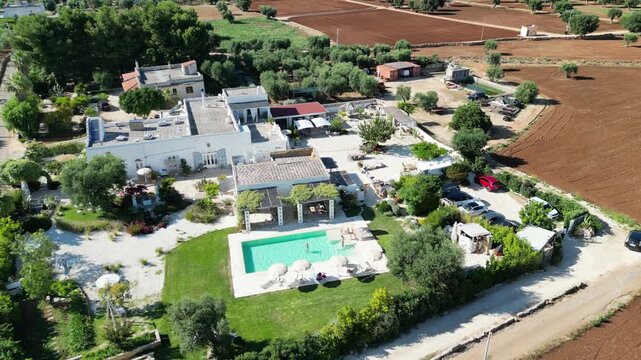 antica masseria pugliese nella valle d'itria in Puglia vista dall'alto
