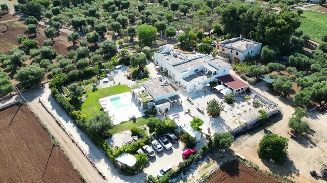 antica masseria pugliese nella valle d'itria in Puglia vista dall'alto